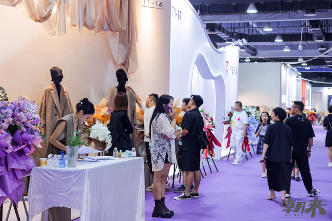 掀動(dòng)秋冬風(fēng)潮 領(lǐng)航時(shí)尚巨輪 第三十一屆海寧中國(guó)皮革博覽會(huì)開(kāi)幕