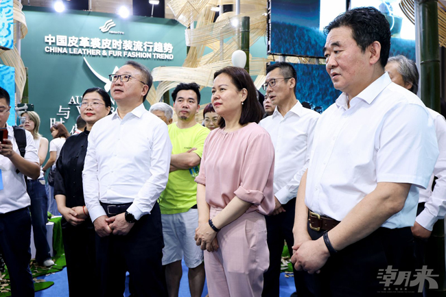 掀動(dòng)秋冬風(fēng)潮 領(lǐng)航時(shí)尚巨輪 第三十一屆海寧中國(guó)皮革博覽會(huì)開(kāi)幕