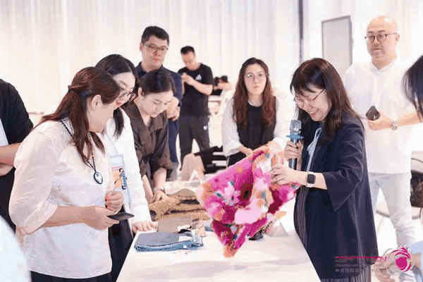 中國流行面料如何煥新當(dāng)代設(shè)計？聯(lián)動雅瑩集團(tuán)，這場評審會為好創(chuàng)意持續(xù)加碼