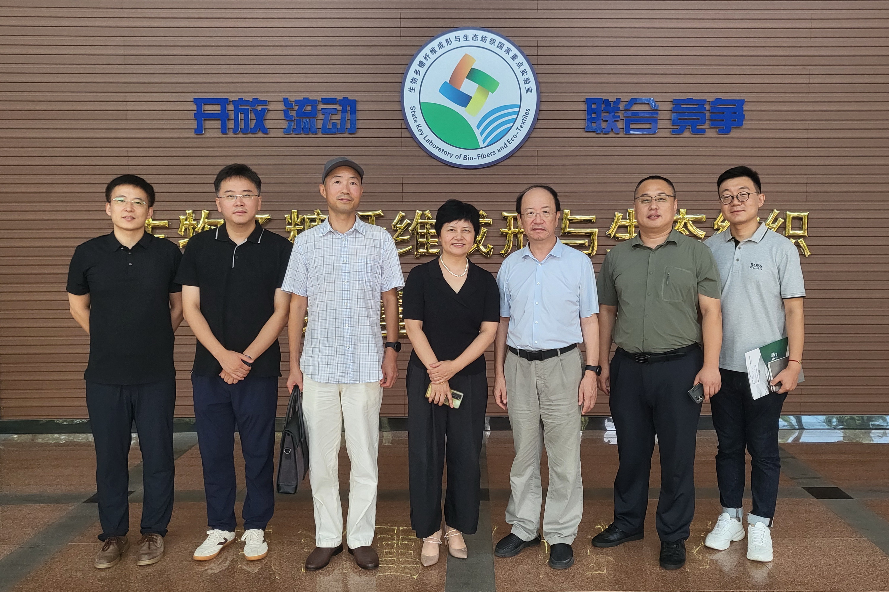 家紡升級(jí)，纖維先行--中國(guó)家用紡織品行業(yè)協(xié)會(huì)朱曉紅會(huì)長(zhǎng)一行來(lái)青調(diào)研