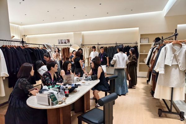 引領(lǐng)雙面呢產(chǎn)業(yè)健康發(fā)展，江蘇東港打造&ldquo;正版正貨&rdquo;標(biāo)桿市場