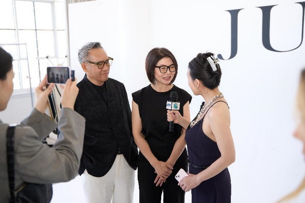 玖姿JUZUI創(chuàng)意總監(jiān)王陶2025春夏紐約時(shí)裝周&ldquo;盛開(kāi)&rdquo;花樣新中式