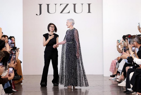玖姿JUZUI創(chuàng)意總監(jiān)王陶2025春夏紐約時(shí)裝周&ldquo;盛開(kāi)&rdquo;花樣新中式