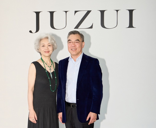 玖姿JUZUI創(chuàng)意總監(jiān)王陶2025春夏紐約時(shí)裝周&ldquo;盛開(kāi)&rdquo;花樣新中式