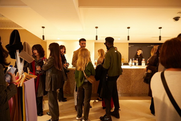 乘風(fēng)馭海，踏浪而升，鄂爾多斯市羊絨時(shí)尚日強(qiáng)勢(shì)登陸巴黎時(shí)裝周