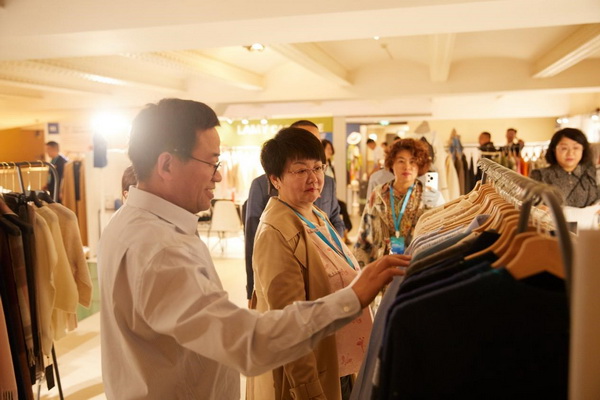 乘風(fēng)馭海，踏浪而升，鄂爾多斯市羊絨時(shí)尚日強(qiáng)勢(shì)登陸巴黎時(shí)裝周