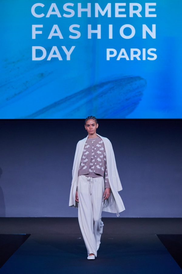 乘風(fēng)馭海，踏浪而升，鄂爾多斯市羊絨時(shí)尚日強(qiáng)勢(shì)登陸巴黎時(shí)裝周