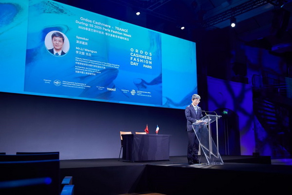 乘風(fēng)馭海，踏浪而升，鄂爾多斯市羊絨時(shí)尚日強(qiáng)勢(shì)登陸巴黎時(shí)裝周