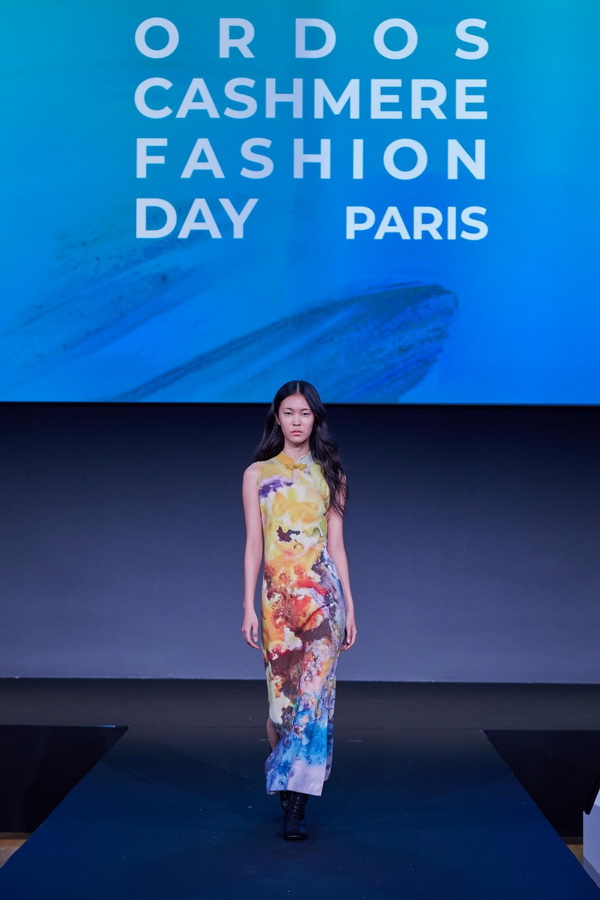 乘風(fēng)馭海，踏浪而升，鄂爾多斯市羊絨時(shí)尚日強(qiáng)勢(shì)登陸巴黎時(shí)裝周