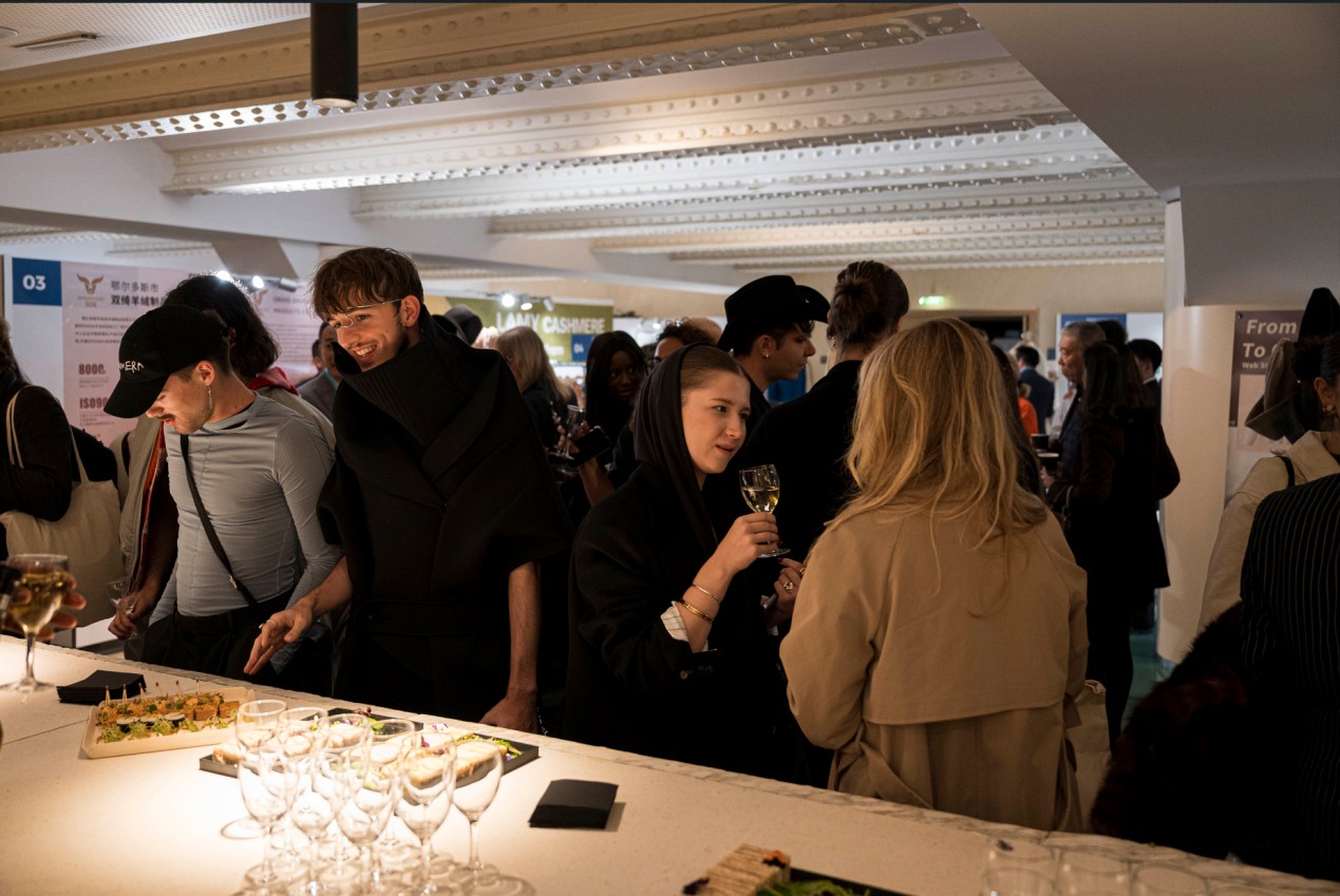 從中國(guó)黃河之濱到世界時(shí)尚之都：鄂爾多斯市羊絨在巴黎和米蘭大放異彩