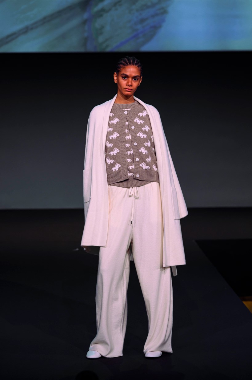 從中國(guó)黃河之濱到世界時(shí)尚之都：鄂爾多斯市羊絨在巴黎和米蘭大放異彩