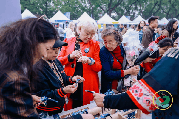 &ldquo;有一種叫云南的生活&middot;非遺彝繡秀北京&rdquo;活動,在北京鐘鼓樓舉行