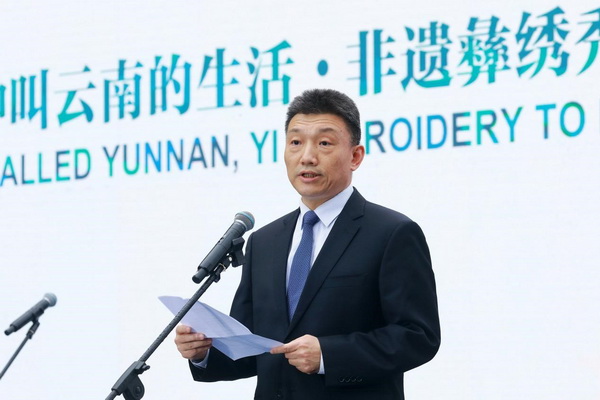 &ldquo;有一種叫云南的生活&middot;非遺彝繡秀北京&rdquo;活動,在北京鐘鼓樓舉行