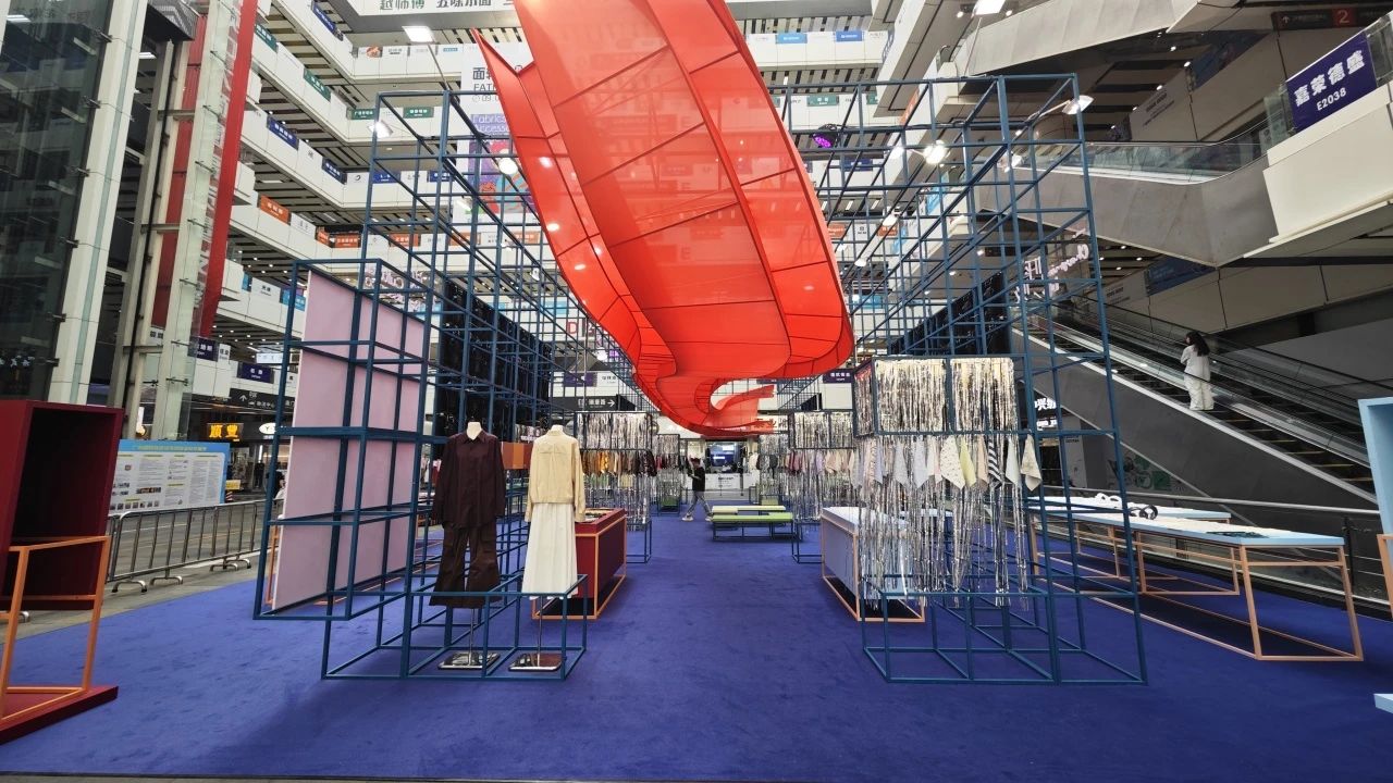 釋放靈感，引領(lǐng)潮流！2025/26秋冬中國(guó)紡織面輔料流行趨勢(shì)在廣州國(guó)際輕紡城精彩發(fā)布！