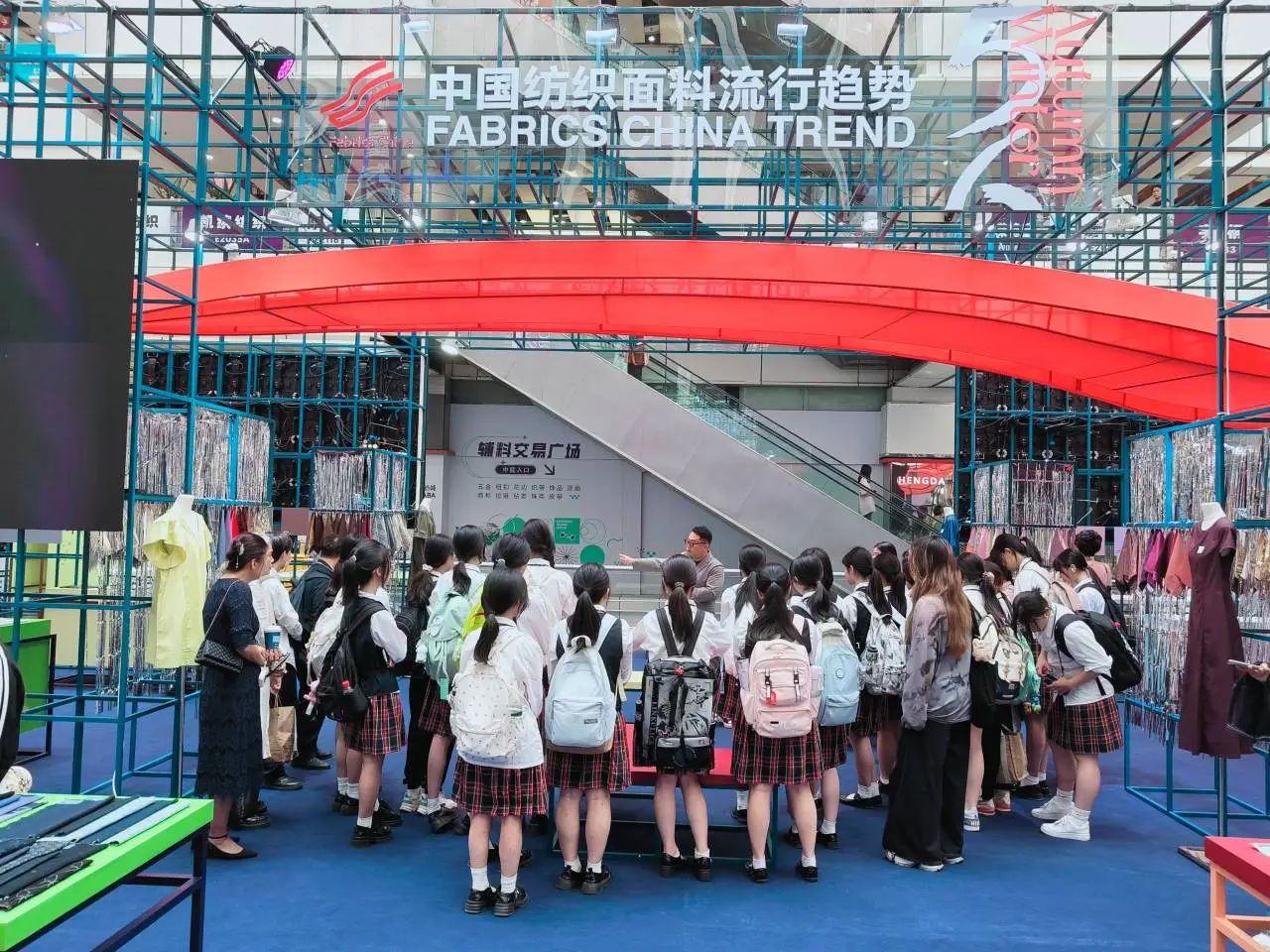 釋放靈感，引領(lǐng)潮流！2025/26秋冬中國(guó)紡織面輔料流行趨勢(shì)在廣州國(guó)際輕紡城精彩發(fā)布！