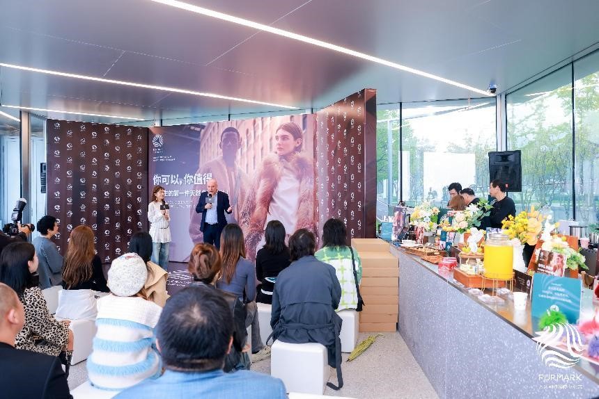 國(guó)際毛皮協(xié)會(huì)IFF定制禮物來(lái)襲，是時(shí)尚博主們整個(gè)愛(ài)住的天然皮草單品！