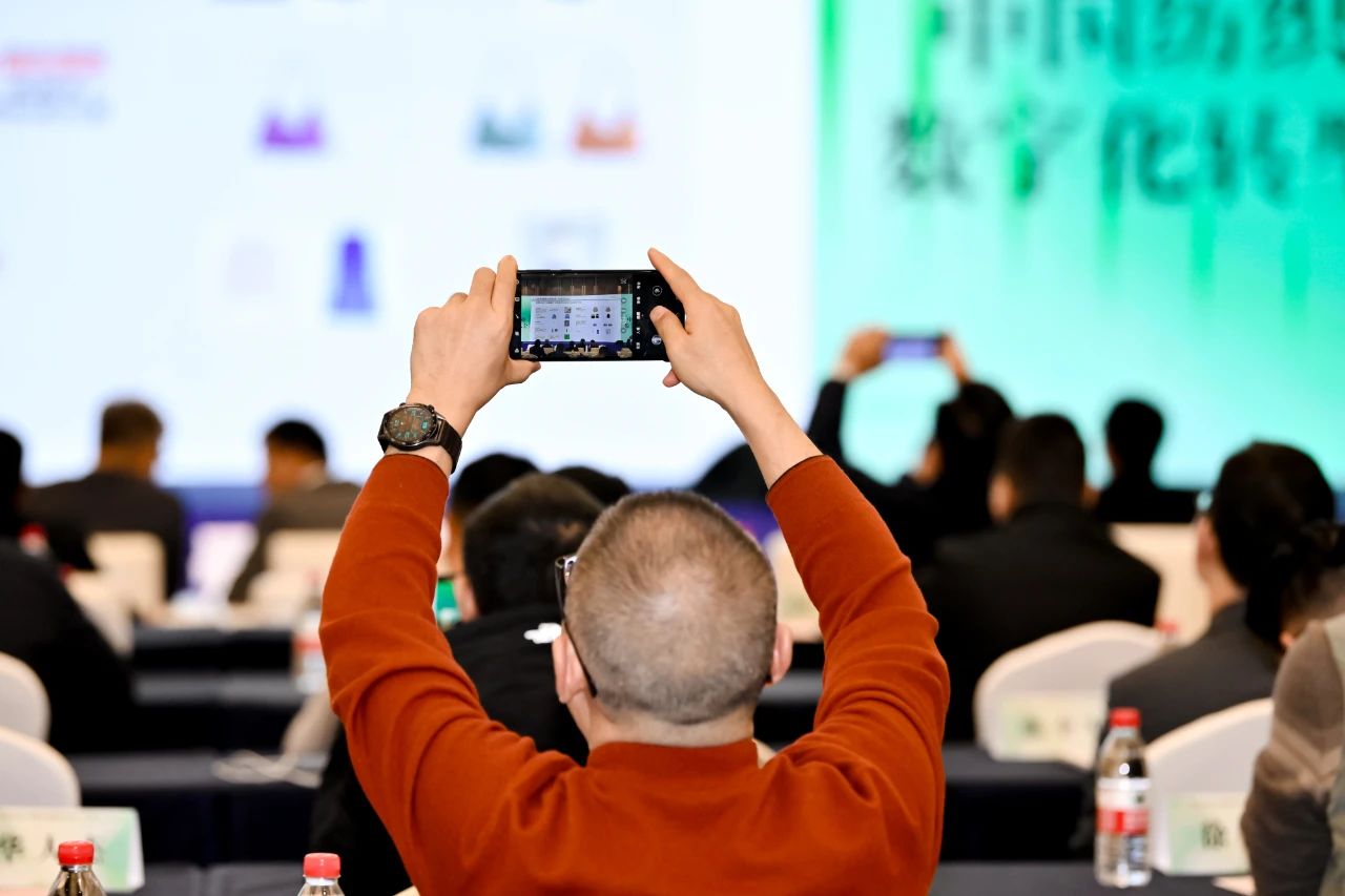 “數(shù)實(shí)融合 織造未來”--第一屆中國紡織行業(yè)數(shù)字化轉(zhuǎn)型大會在紹興柯橋舉行