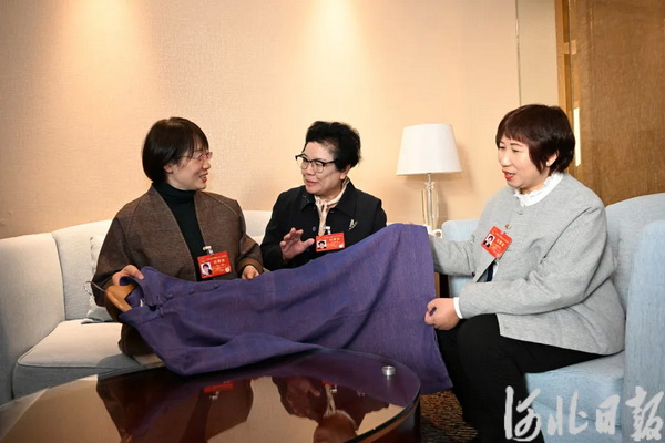 創(chuàng)新不停步  非遺潮起來！原村土布引河北省人大代表&ldquo;圍觀&rdquo;