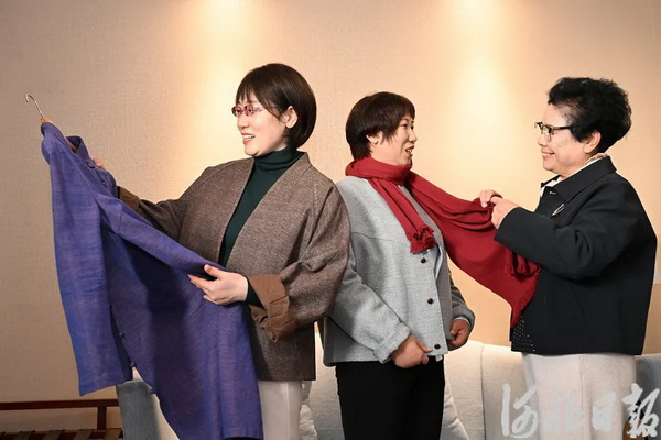 創(chuàng)新不停步  非遺潮起來！原村土布引河北省人大代表&ldquo;圍觀&rdquo;