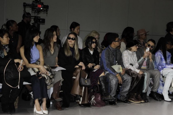 玖姿JUZUI品牌在2025秋冬紐約時裝周發(fā)布的新聞上了美國《華爾街日報》的頭條！