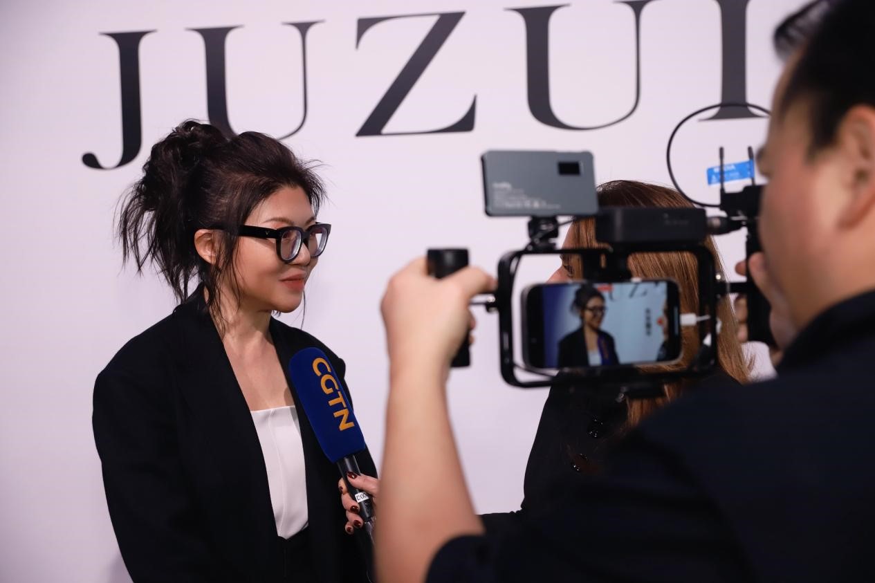  攜手玖姿JUZUI創(chuàng)意總監(jiān)王陶Taoray Wang 老錢皮草紐約時(shí)裝周成新貴