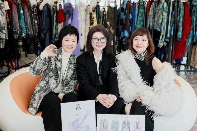  攜手玖姿JUZUI創(chuàng)意總監(jiān)王陶Taoray Wang 老錢皮草紐約時(shí)裝周成新貴