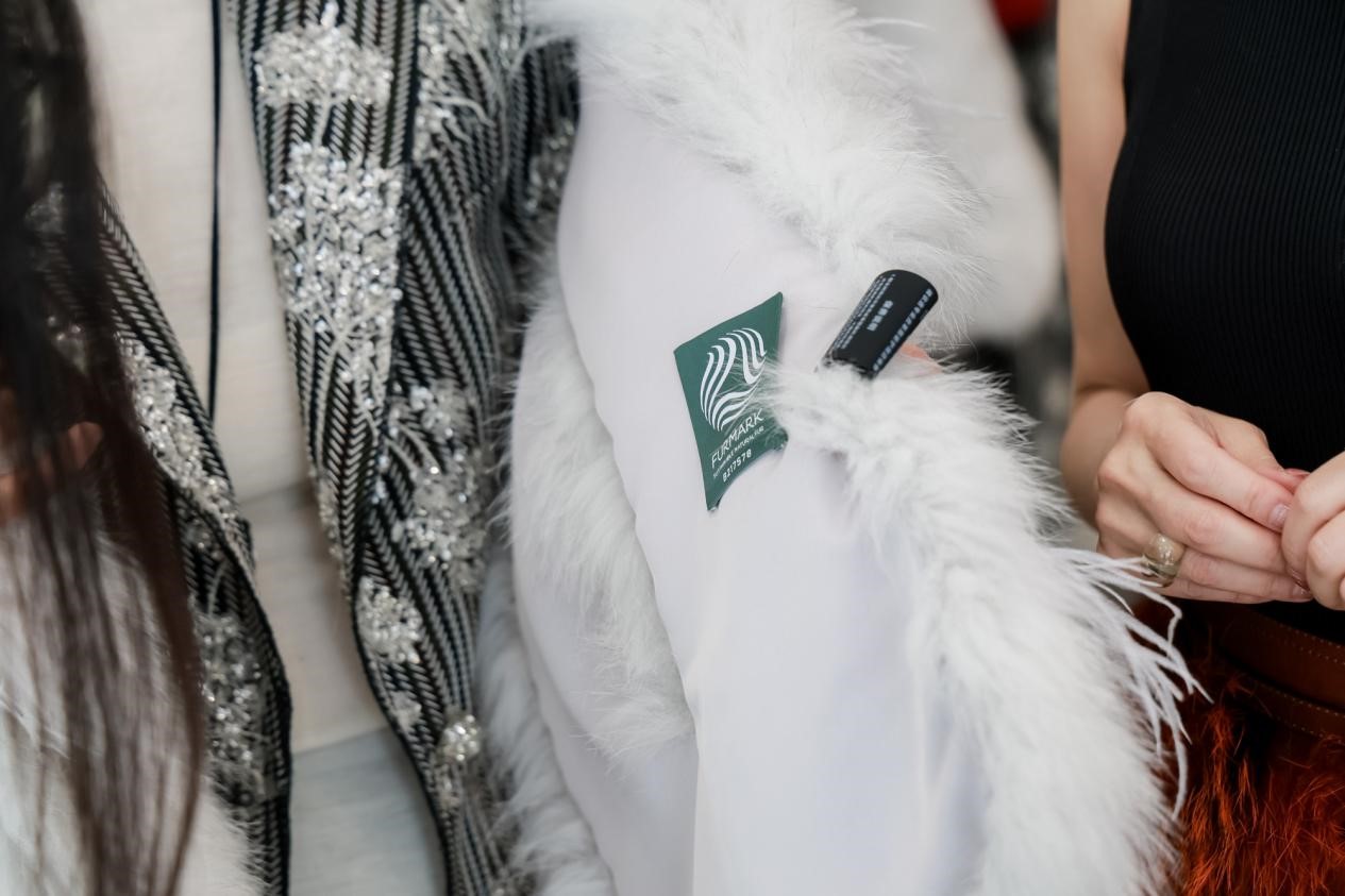  攜手玖姿JUZUI創(chuàng)意總監(jiān)王陶Taoray Wang 老錢皮草紐約時(shí)裝周成新貴