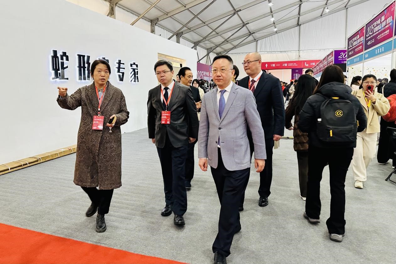 智造織就未來，錦韻潮動全球！2025海寧春季家博會今日啟幕