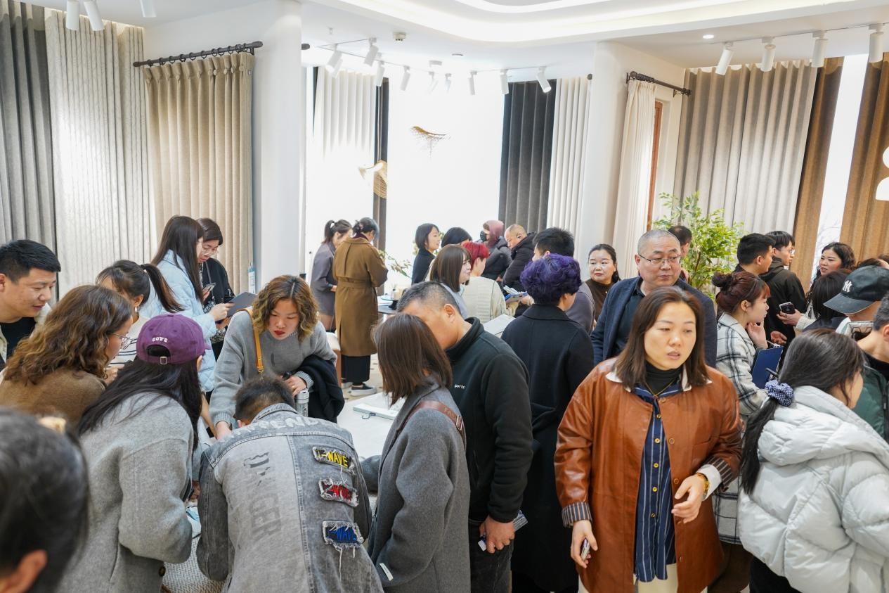 智造織就未來，錦韻潮動全球！2025海寧春季家博會今日啟幕