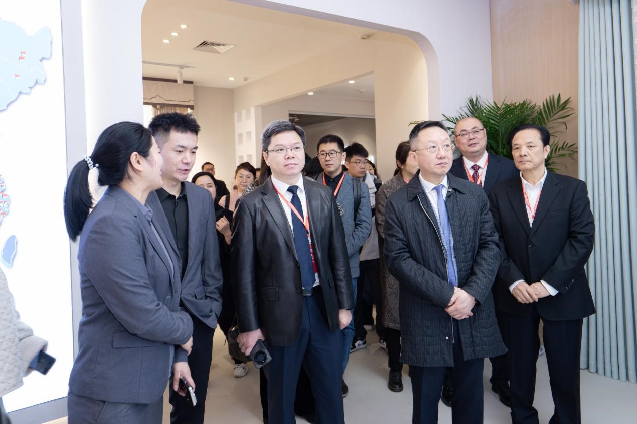 智造織就未來，錦韻潮動全球！2025海寧春季家博會今日啟幕