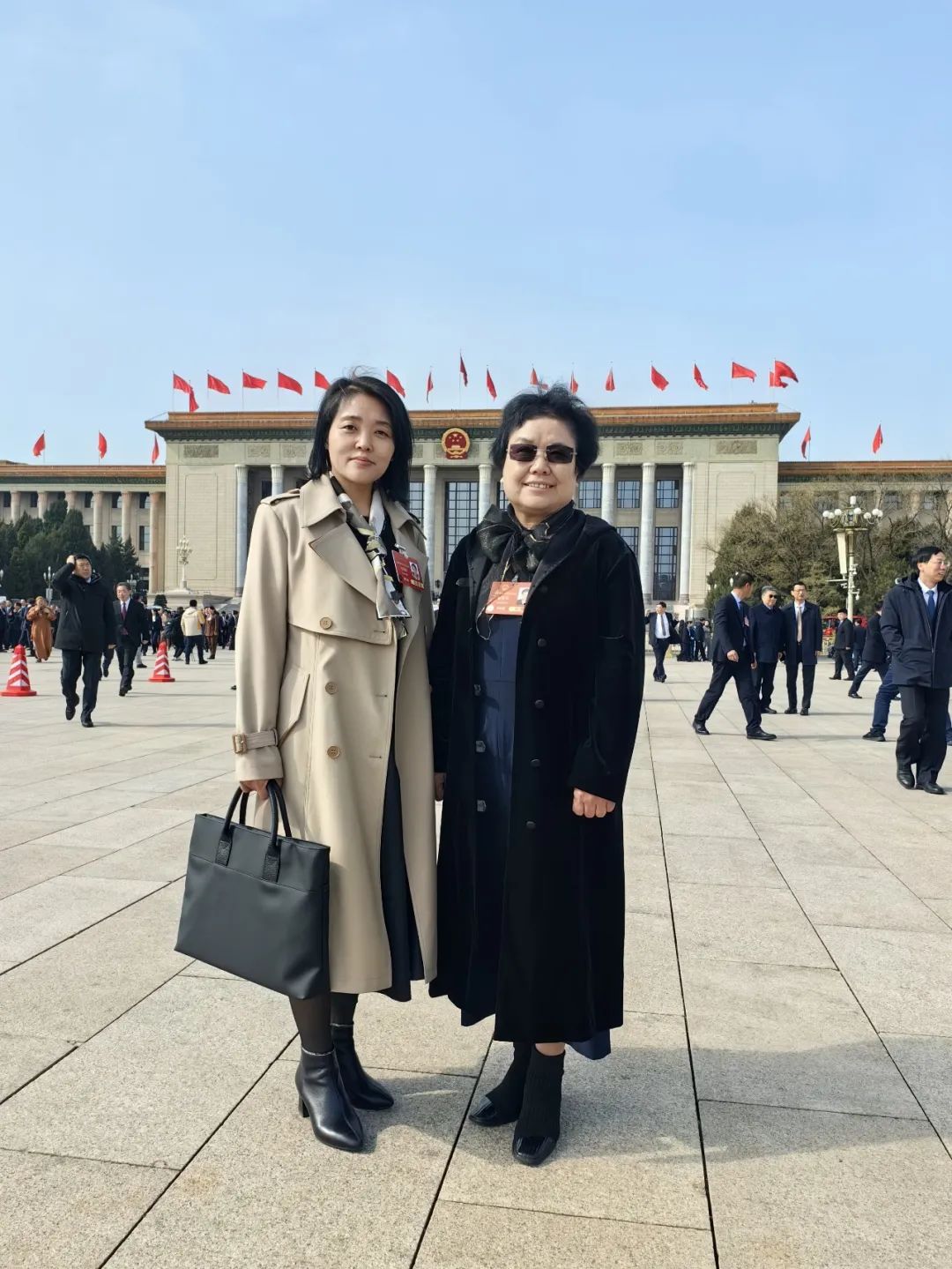 3月3日上午，出席十四屆全國(guó)人大三次會(huì)議的駐冀全國(guó)人大代表和出席全國(guó)政協(xié)十四屆三次會(huì)議的住冀全國(guó)政協(xié)委員從石家莊啟程赴京。石家莊&ldquo;紡織人&rdquo;贊皇縣原村土布專(zhuān)業(yè)合作社理事長(zhǎng)崔雪琴和石家莊常山恒新紡織有限公司恒盛分公司織造車(chē)間教檢工馮麗朝隨河北代表團(tuán)一同赴京報(bào)到。3月4日，崔雪琴、馮麗朝兩位石家莊&ldquo;紡織人&rdquo;同來(lái)自全國(guó)各地的全國(guó)人大代表一道步入了北京人民大會(huì)堂，共同參加十四屆全國(guó)人大三次會(huì)議預(yù)備會(huì)議。會(huì)前崔雪琴、馮麗朝在人民大會(huì)堂外合影，留下了珍貴的紀(jì)念。會(huì)前，崔雪琴、馮麗朝結(jié)合各自工作實(shí)際和熟悉領(lǐng)域，深入基層開(kāi)展調(diào)查研究，精心準(zhǔn)備議案建議。赴京參會(huì)途中，她倆圍繞京津冀協(xié)同發(fā)展、民營(yíng)經(jīng)濟(jì)、新質(zhì)生產(chǎn)力、鄉(xiāng)村振興等普遍關(guān)注的問(wèn)題與同行的代表委員展開(kāi)熱烈討論。到達(dá)駐地，她倆立即投入會(huì)前緊張的準(zhǔn)備工作，繼續(xù)修改認(rèn)真準(zhǔn)備好的建議。崔雪琴崔雪琴帶來(lái)了《關(guān)于倡導(dǎo)國(guó)人穿國(guó)風(fēng)服飾 弘揚(yáng)國(guó)風(fēng)服飾文化 推動(dòng)民族服裝產(chǎn)業(yè)振興的建議》。馮麗朝馮麗朝帶來(lái)了《關(guān)于進(jìn)一步加強(qiáng)發(fā)揮勞模工匠引領(lǐng)作用的建議》。全國(guó)人大代表崔雪琴、馮麗朝這兩位石家莊優(yōu)秀紡織人，共赴春天之約，共盡代表職責(zé)。