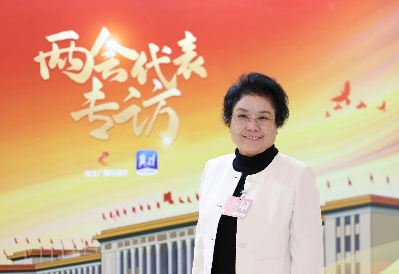 3月3日上午，出席十四屆全國(guó)人大三次會(huì)議的駐冀全國(guó)人大代表和出席全國(guó)政協(xié)十四屆三次會(huì)議的住冀全國(guó)政協(xié)委員從石家莊啟程赴京。石家莊&ldquo;紡織人&rdquo;贊皇縣原村土布專(zhuān)業(yè)合作社理事長(zhǎng)崔雪琴和石家莊常山恒新紡織有限公司恒盛分公司織造車(chē)間教檢工馮麗朝隨河北代表團(tuán)一同赴京報(bào)到。3月4日，崔雪琴、馮麗朝兩位石家莊&ldquo;紡織人&rdquo;同來(lái)自全國(guó)各地的全國(guó)人大代表一道步入了北京人民大會(huì)堂，共同參加十四屆全國(guó)人大三次會(huì)議預(yù)備會(huì)議。會(huì)前崔雪琴、馮麗朝在人民大會(huì)堂外合影，留下了珍貴的紀(jì)念。會(huì)前，崔雪琴、馮麗朝結(jié)合各自工作實(shí)際和熟悉領(lǐng)域，深入基層開(kāi)展調(diào)查研究，精心準(zhǔn)備議案建議。赴京參會(huì)途中，她倆圍繞京津冀協(xié)同發(fā)展、民營(yíng)經(jīng)濟(jì)、新質(zhì)生產(chǎn)力、鄉(xiāng)村振興等普遍關(guān)注的問(wèn)題與同行的代表委員展開(kāi)熱烈討論。到達(dá)駐地，她倆立即投入會(huì)前緊張的準(zhǔn)備工作，繼續(xù)修改認(rèn)真準(zhǔn)備好的建議。崔雪琴崔雪琴帶來(lái)了《關(guān)于倡導(dǎo)國(guó)人穿國(guó)風(fēng)服飾 弘揚(yáng)國(guó)風(fēng)服飾文化 推動(dòng)民族服裝產(chǎn)業(yè)振興的建議》。馮麗朝馮麗朝帶來(lái)了《關(guān)于進(jìn)一步加強(qiáng)發(fā)揮勞模工匠引領(lǐng)作用的建議》。全國(guó)人大代表崔雪琴、馮麗朝這兩位石家莊優(yōu)秀紡織人，共赴春天之約，共盡代表職責(zé)。