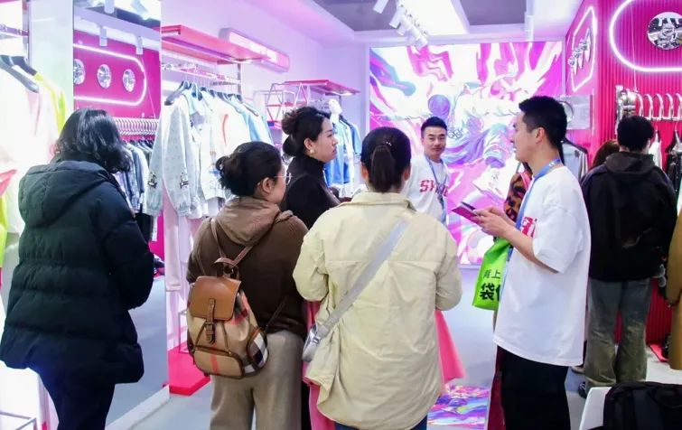 銀基廣場攜六大原創(chuàng)品牌亮相CHIC2025（春季），展現(xiàn)中部地區(qū)時(shí)尚力量