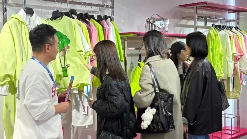 銀基廣場攜六大原創(chuàng)品牌亮相CHIC2025（春季），展現(xiàn)中部地區(qū)時(shí)尚力量