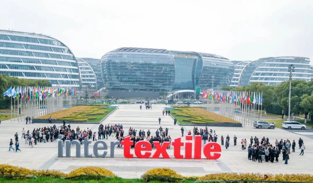 3月13日，為期三天的2025intertextile春夏面輔料展在國家會展中心（上海）圓滿落幕。本屆博覽會以近19萬平方米總展出面積，匯聚來自全球24個國家和地區(qū)的超3100家參展商。從源頭為紡織行業(yè)高質(zhì)量發(fā)展注入信心與動能，展示了紡織行業(yè)的最新技術(shù)與創(chuàng)新成果。其中，海纖生物的海藻纖維、海絲林及海藻炭泥系列產(chǎn)品憑借其深海黑科技的獨特魅力，成為展會焦點，吸引了眾多專業(yè)觀眾的目光。
