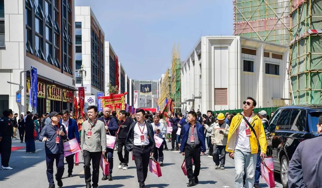 汕頭國(guó)際紡織城中國(guó)針織面料市場(chǎng)（北區(qū)）今日迎來&ldquo;滿鋪開業(yè)&rdquo;。