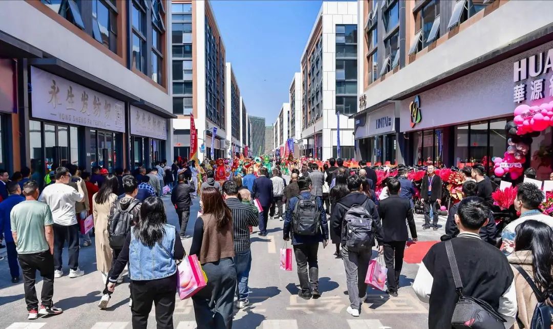 汕頭國(guó)際紡織城中國(guó)針織面料市場(chǎng)（北區(qū)）今日迎來&ldquo;滿鋪開業(yè)&rdquo;。