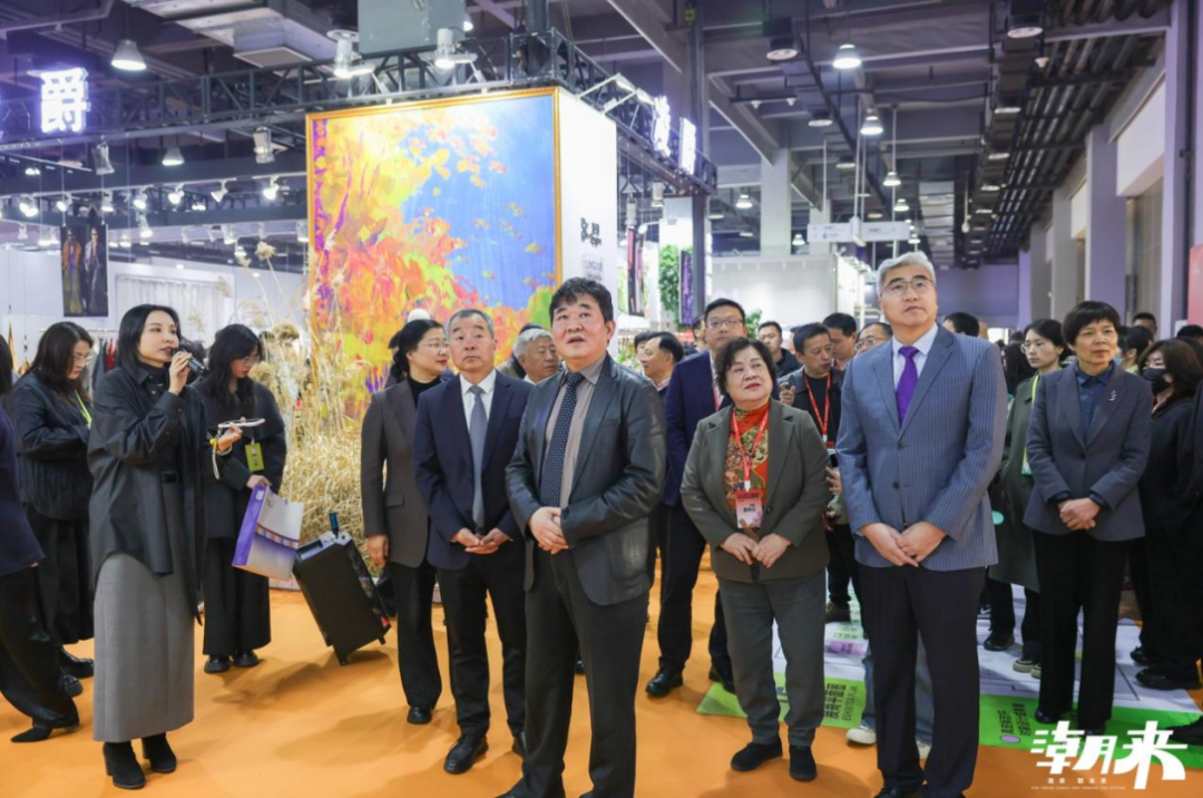 以第二十八屆（2025）&ldquo;真皮標志杯&rdquo;設計大賽初賽、潮來&middot;必訂&mdash;&mdash;設計版權(quán)交易會、2025海寧優(yōu)材&middot;新質(zhì)聯(lián)盟聯(lián)合展、潮來課堂分享沙龍等系列活動為支點，&ldquo;海寧時間&rdquo;再一次撬動千億時尚產(chǎn)業(yè)的澎湃動能。