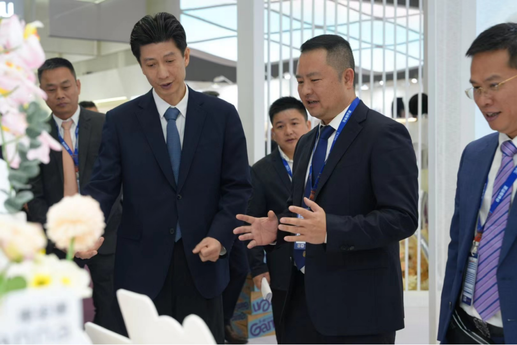 向上生長對抗行業(yè)內(nèi)卷！櫻姿娜于潮汕服博會發(fā)布第三代鉑金蠶絲褲