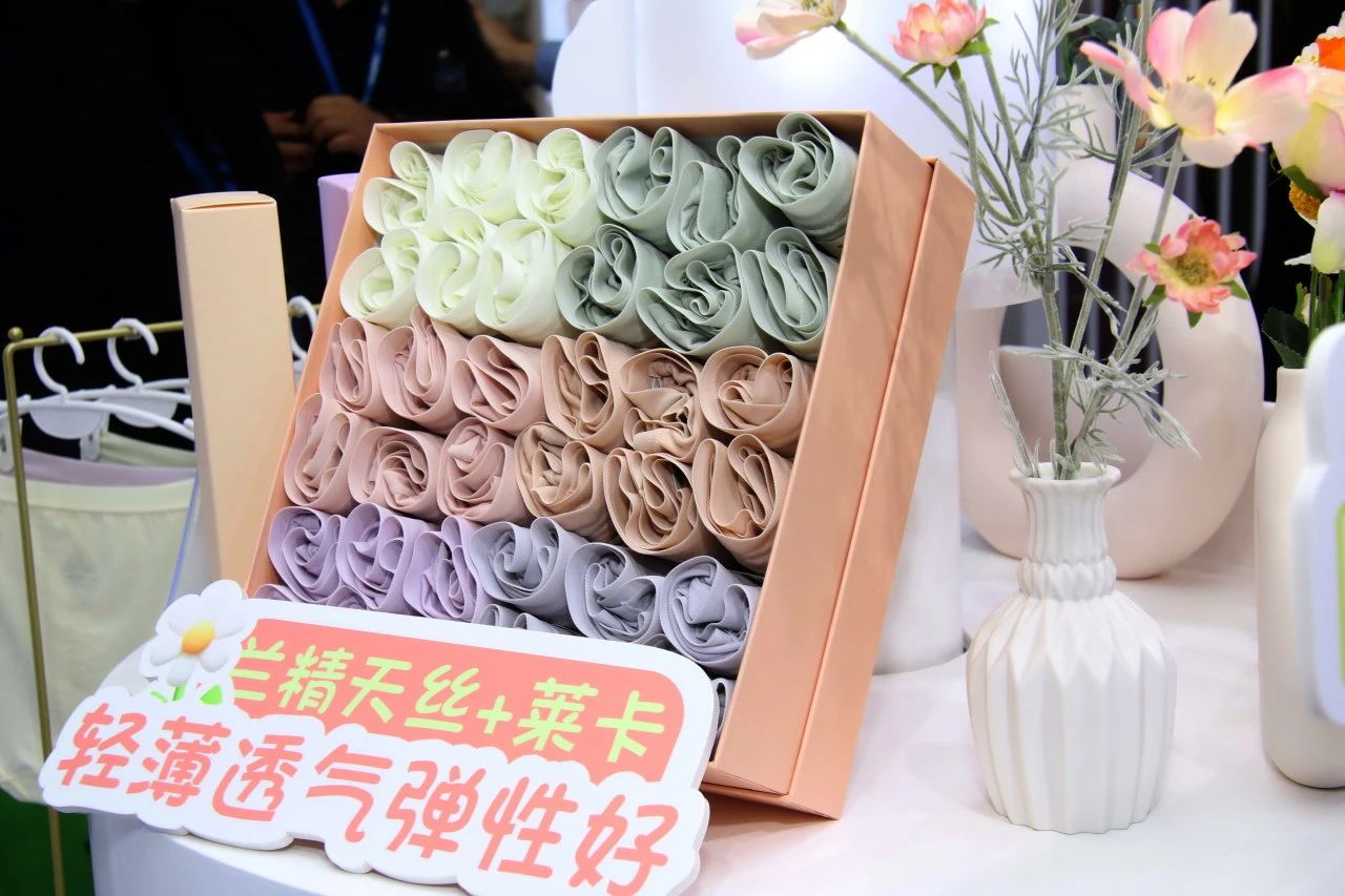 向上生長對抗行業(yè)內(nèi)卷！櫻姿娜于潮汕服博會發(fā)布第三代鉑金蠶絲褲