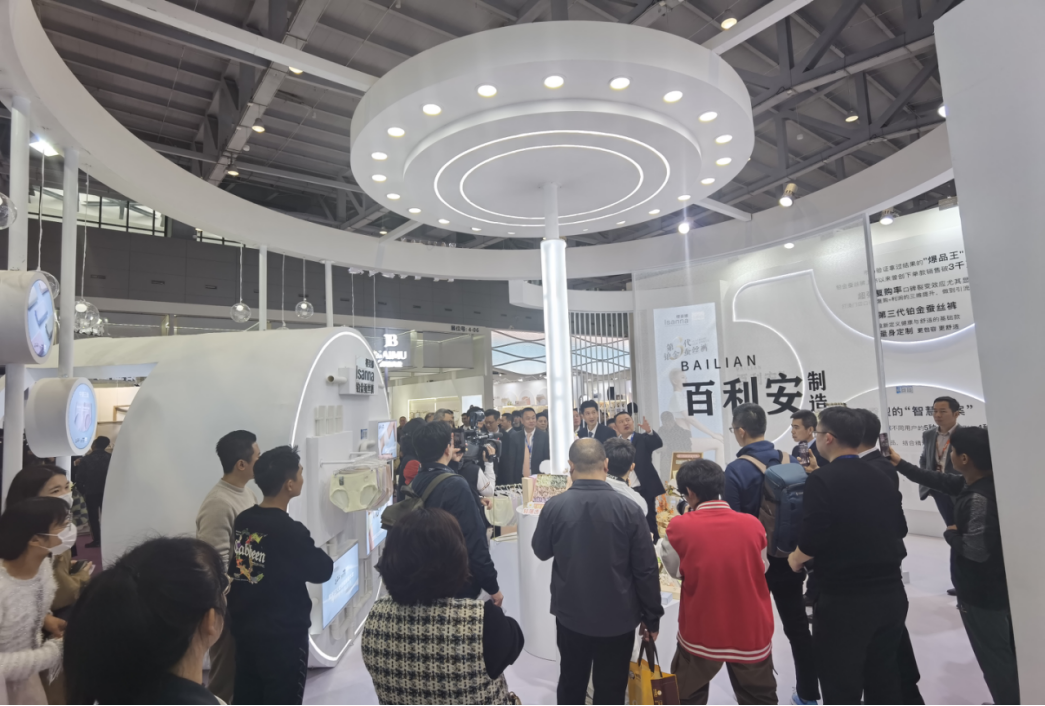 向上生長對抗行業(yè)內(nèi)卷！櫻姿娜于潮汕服博會發(fā)布第三代鉑金蠶絲褲