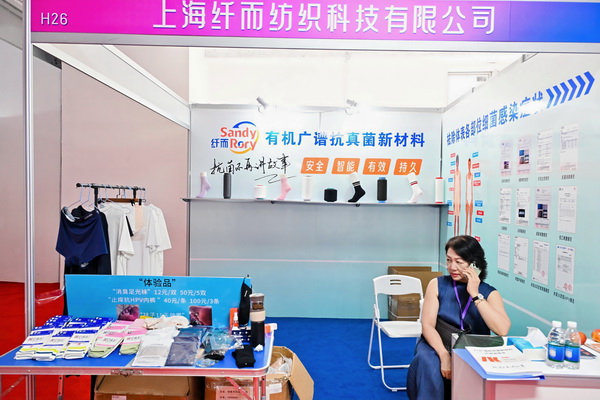 71K 有 機(jī) 廣 譜 抗 菌材 料 ， 是 將 抗 菌 母 粒 與 普 通 尼 龍 母 粒 熔融 后 ， 在 生 產(chǎn) 時(shí) 形 成 不 同 濃 度 的 長(zhǎng) 絲 或短 纖 ， 按 不 同 需 求 比 例,將 其 混 紡 或 直 接噴 絲,應(yīng) 用 在 針 織 、 梭 織 或 無(wú) 紡 布 等 貼 膚 類 產(chǎn) 品 中,起 到滅菌、防霉、消 臭 的 效 果，71K不含銀、銅、鋅、鉛、鋇等重 金 屬 和 納 米 級(jí) 材料，屬 有 機(jī)(高分子化合物)&ldquo;非溶出型&rdquo;的安 全 抗 菌 材 料。