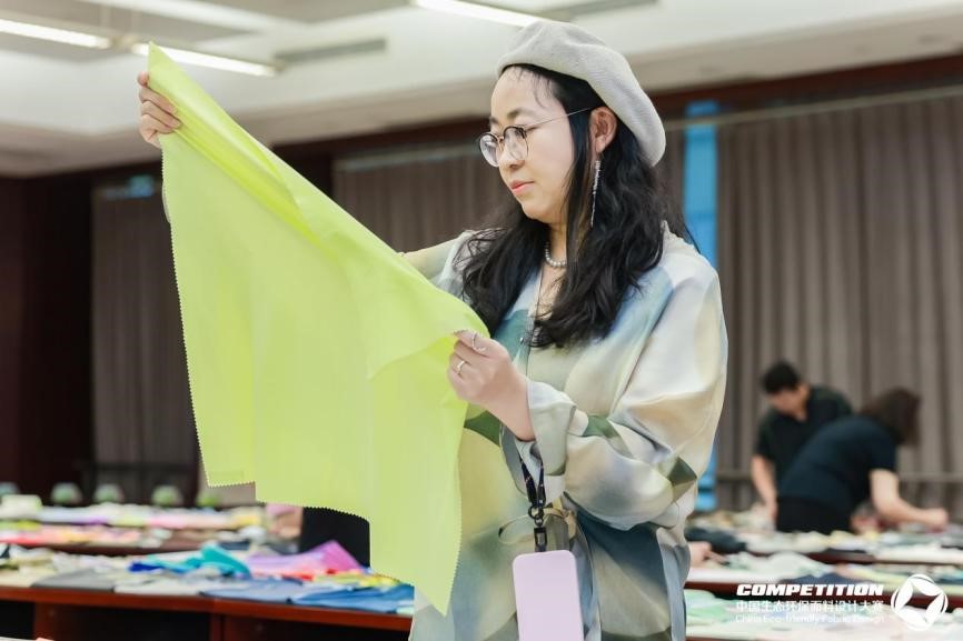 2800款面料&ldquo;綠動時尚&rdquo;，2025第八屆中國生態(tài)環(huán)保面料設(shè)計大賽評審會在盛澤舉辦！