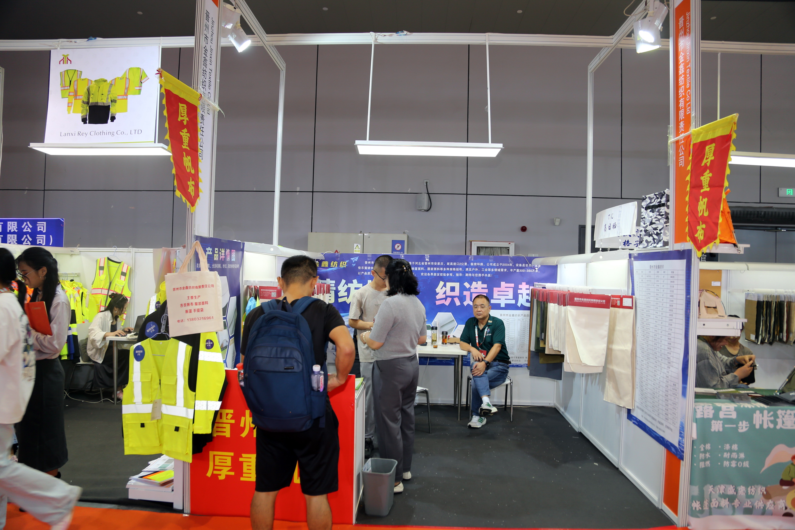 40余家石家莊紡服企業(yè)齊聚滬上，成為中紡聯(lián)秋季聯(lián)展上靚麗的風(fēng)景線