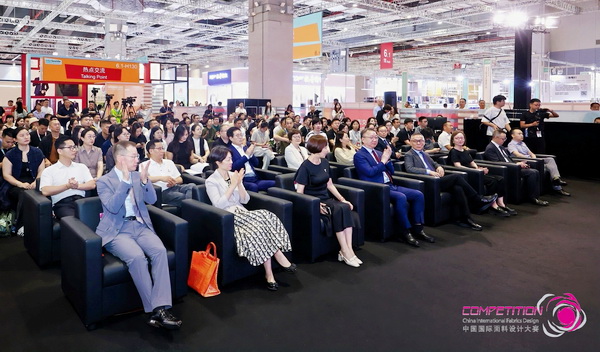 8700余款面料創(chuàng)新面料角逐46項大獎！2025中國國際面料設(shè)計大賽頒獎典禮在滬舉辦