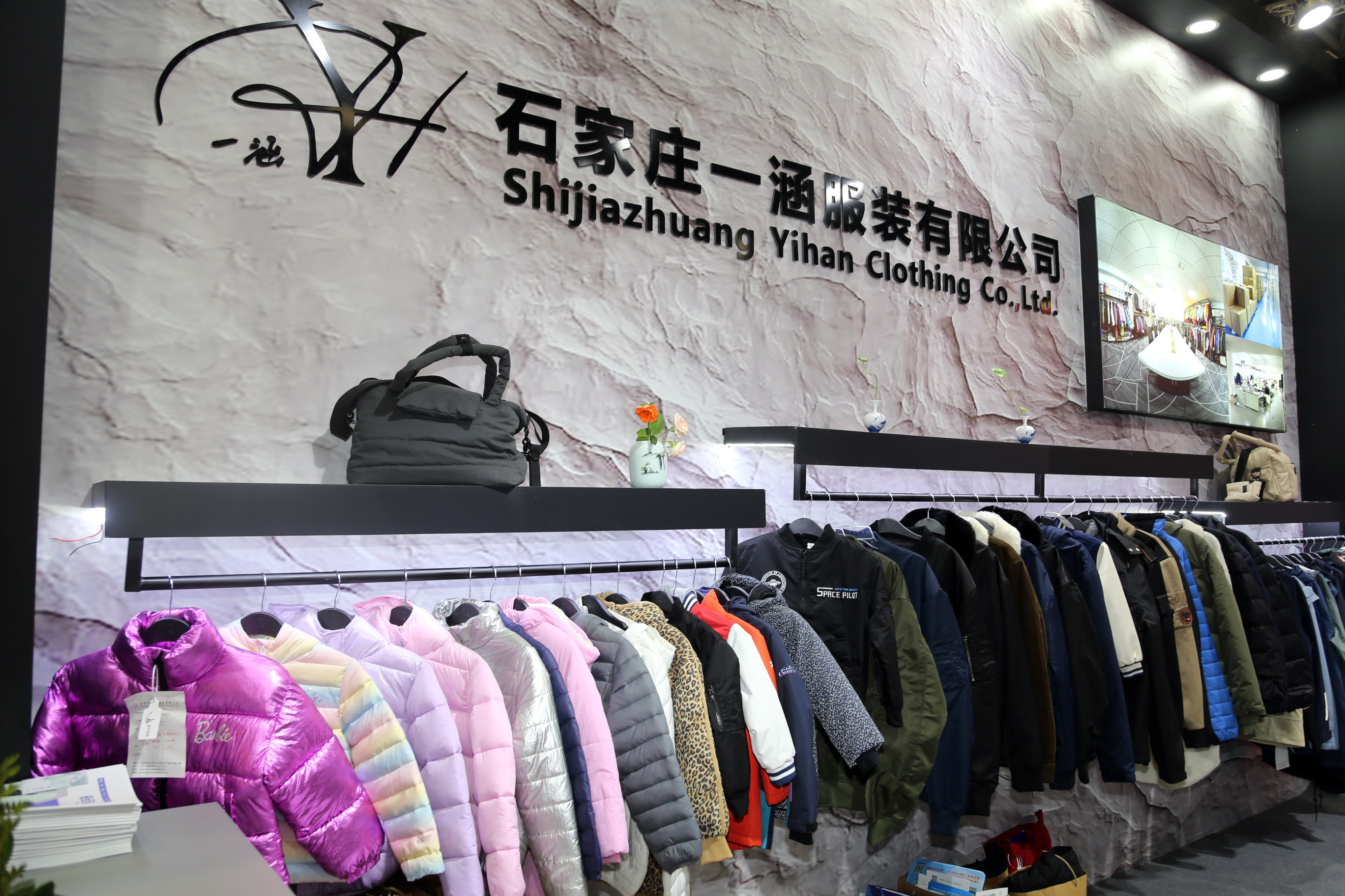 40余家石家莊紡服企業(yè)齊聚滬上，成為中紡聯(lián)秋季聯(lián)展上靚麗的風(fēng)景線