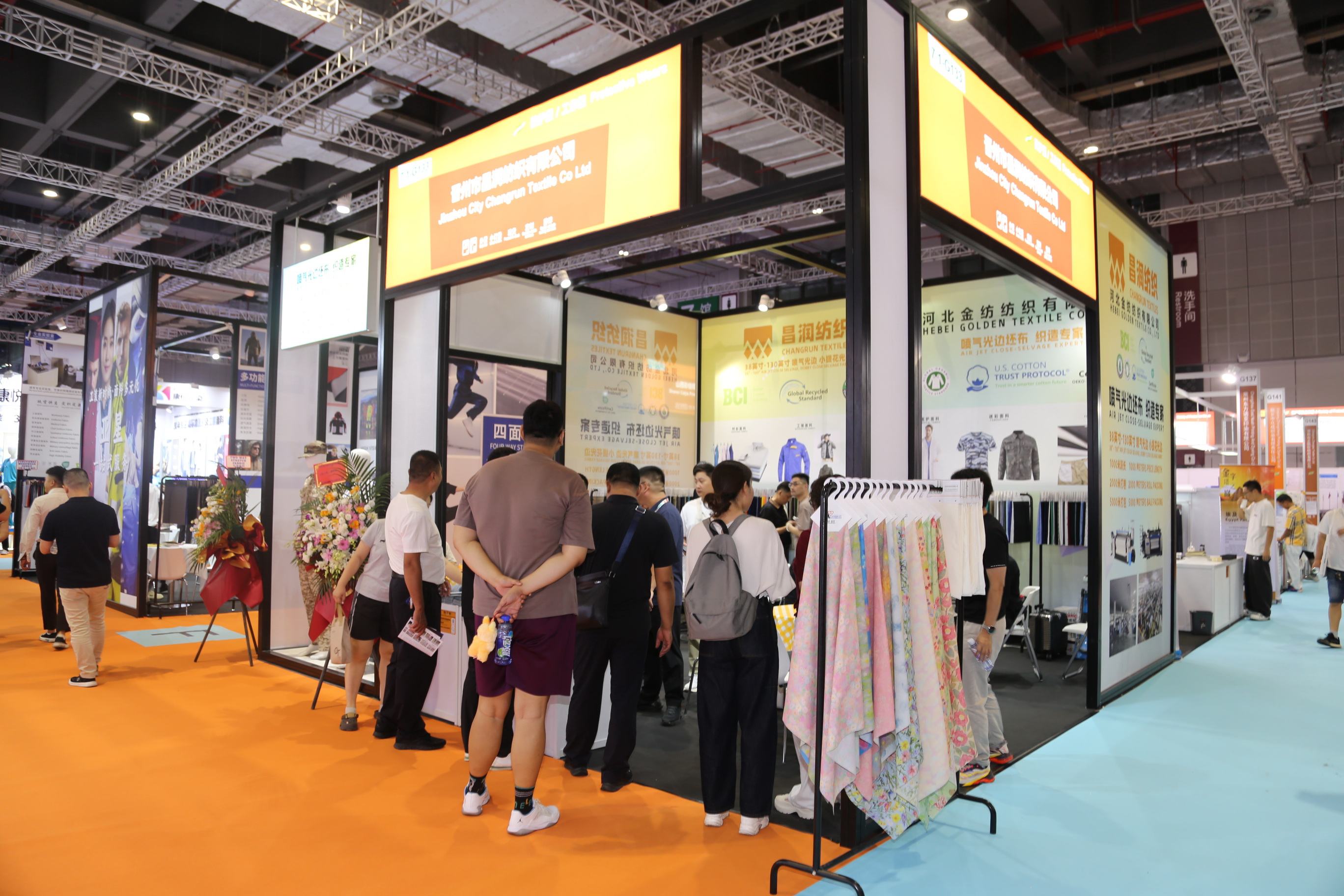 40余家石家莊紡服企業(yè)齊聚滬上，成為中紡聯(lián)秋季聯(lián)展上靚麗的風(fēng)景線