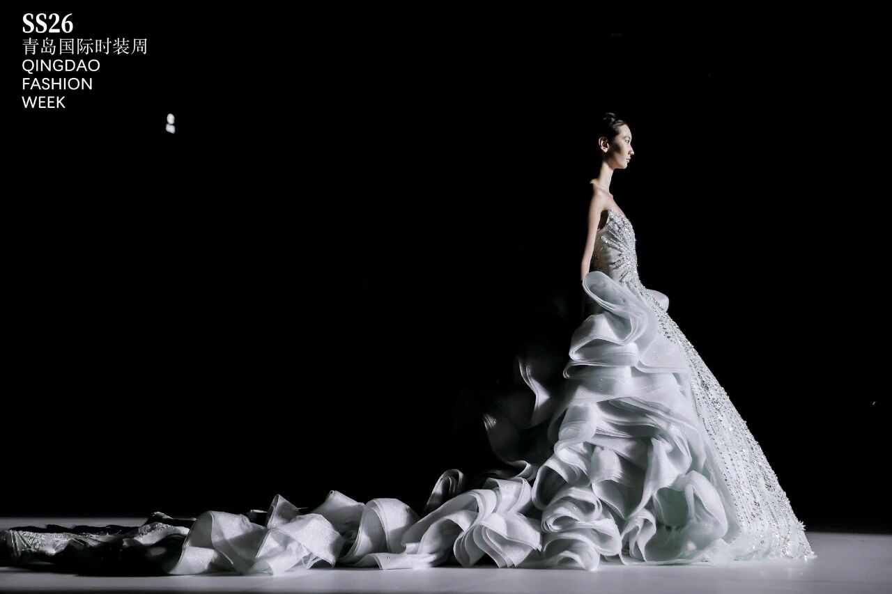 潮涌浮山灣畔 時尚綺夢啟航--2025中國（青島）國際時裝周盛大啟幕！