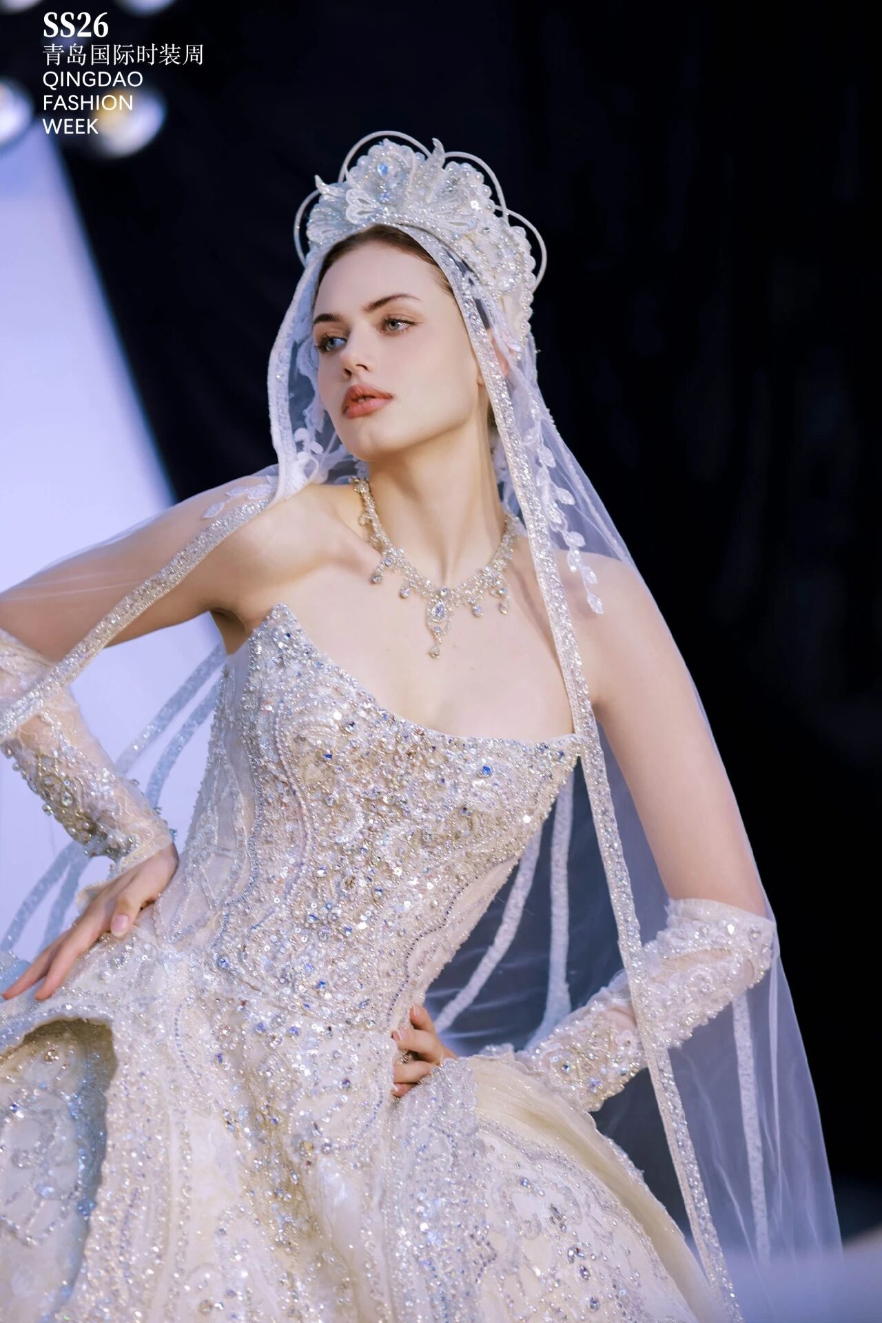 潮涌浮山灣畔 時尚綺夢啟航--2025中國（青島）國際時裝周盛大啟幕！