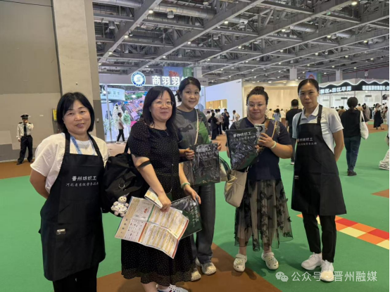 日前，在剛剛落幕的上海2025中國（晉州）紡織服裝科技發(fā)展論壇暨紡織服裝博覽會上，&ldquo;晉州紡織工&rdquo;憑借6.3萬紡織工、72家規(guī)上企業(yè)、 82項專利的硬核實力C位出圈，省級勞務品牌再升級。展會期間，通過發(fā)放宣傳海報及派發(fā)晉州本地生產(chǎn)的圍裙，加大宣傳效應，眾多展商及觀眾駐足詢問，&ldquo;晉州紡織工&rdquo;已經(jīng)成為晉州的一張靚麗名片，顯著提升了晉州紡織服裝產(chǎn)業(yè)品牌競爭力。下一步，晉州市還將通過舉辦技能培訓活動、加強品牌宣傳等渠道，讓&ldquo;晉州紡織工&rdquo;從省級勞務品牌邁向全國行業(yè)金名片，為全市經(jīng)濟高質量發(fā)展織就更廣闊的錦繡天地！&nbsp; &nbsp; &nbsp; &nbsp;&nbsp;來源|石家莊市紡織行業(yè)協(xié)會